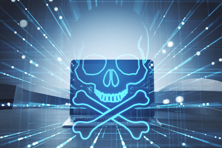 Laptop mit Totenkopf-Symbol – Symbolbild für versteckte Malware und Cybersecurity-Bedrohungen.