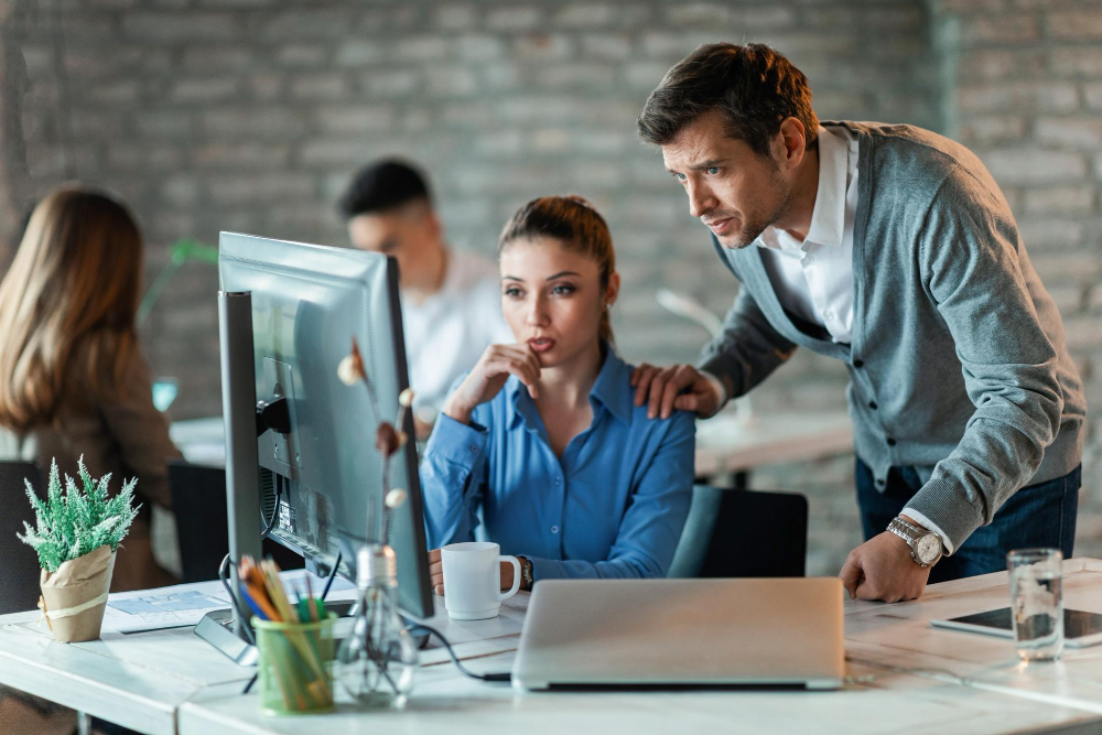 IT-Berater, der an cloudbasierten Lösungen auf einem Laptop arbeitet