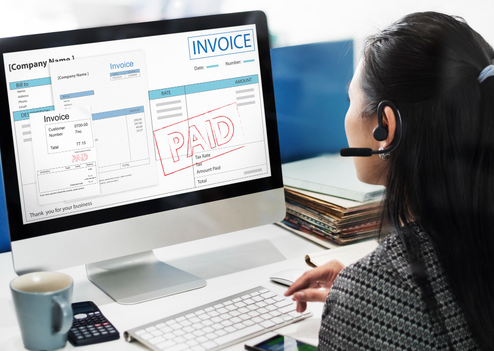 Mitarbeiter im IT-Helpdesk beantwortet Supportanfrage eines Steuerberaters am Telefon