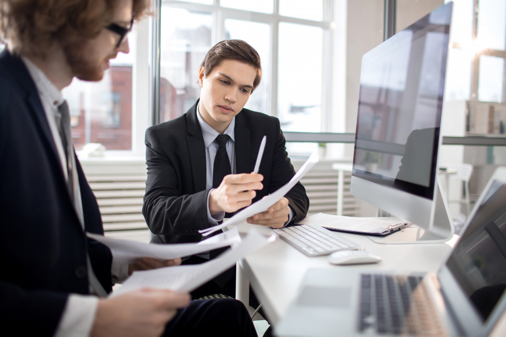 IT-Administrator aktualisiert Verschlüsselungssoftware zur sicheren Mandantendatenverwaltung
