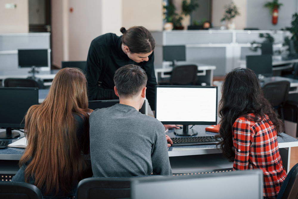 IT-Spezialisten in einem Besprechungsraum eines Systemhauses besprechen Kundenanforderungen