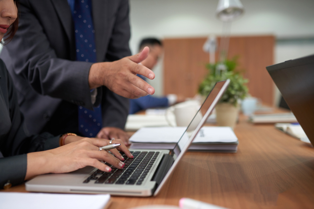 IT-Outsourcing-Manager bespricht Service-Level-Agreements mit einem Kunden