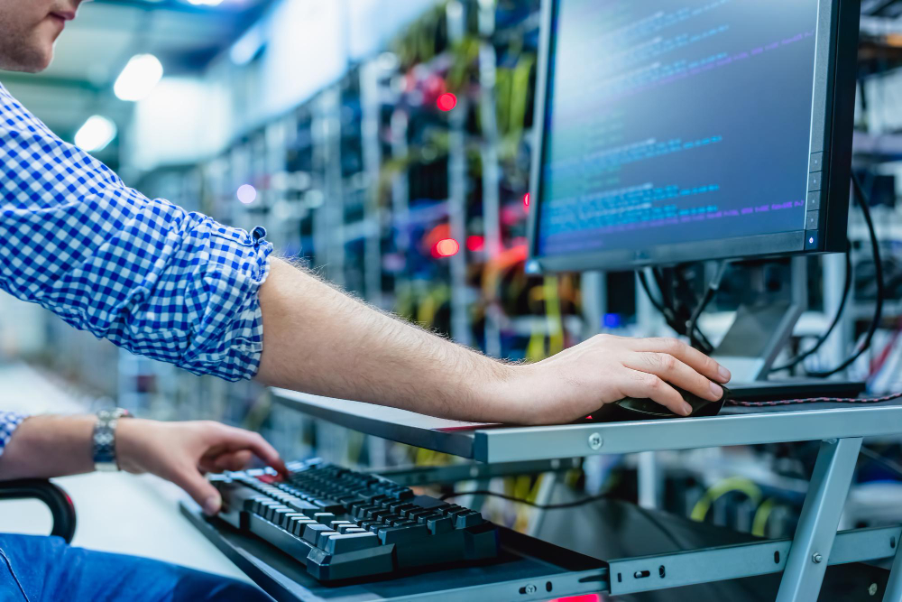 IT-Spezialist installiert Hardware in einem modernen Büro