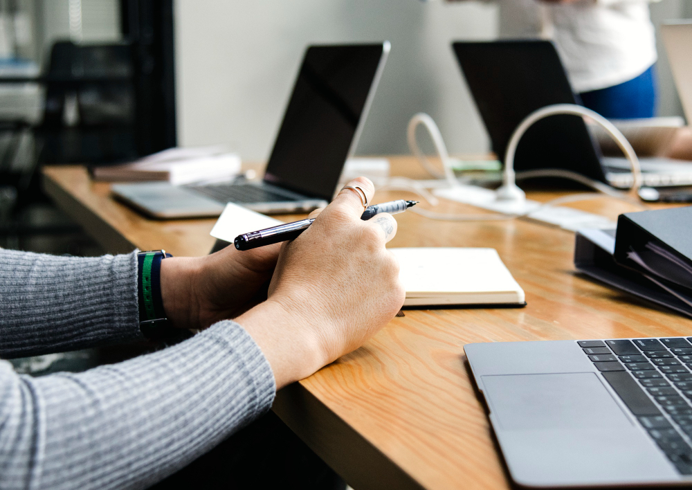 Outsourcing-Team arbeitet gemeinsam an Serverwartung in einem modernen Büro