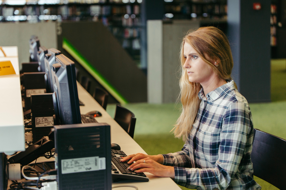 IT-Administrator richtet Serverinfrastruktur für ein mittelständisches Unternehmen ein