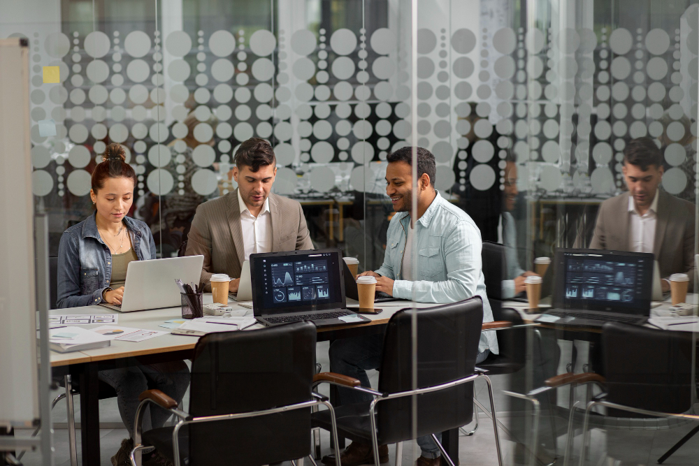 IT-Experten versammeln sich an einem Besprechungstisch, um eine Projektstrategie zu entwickeln