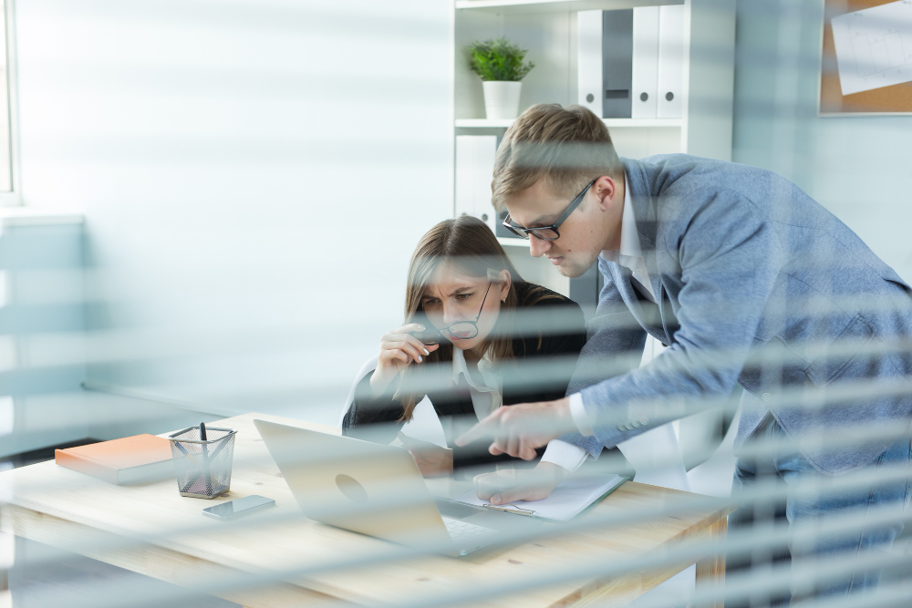 IT-Support-Techniker im KMU-Büro behebt Netzwerkprobleme