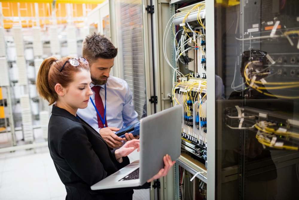 IT-Fachkraft berät Kunden zu Softwarelösungen am Schreibtisch