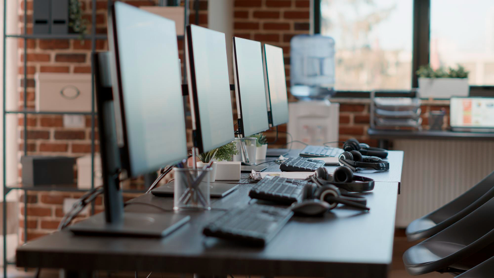Mitarbeiter an einem Helpdesk, der IT-Support-Anfragen am Telefon bearbeitet