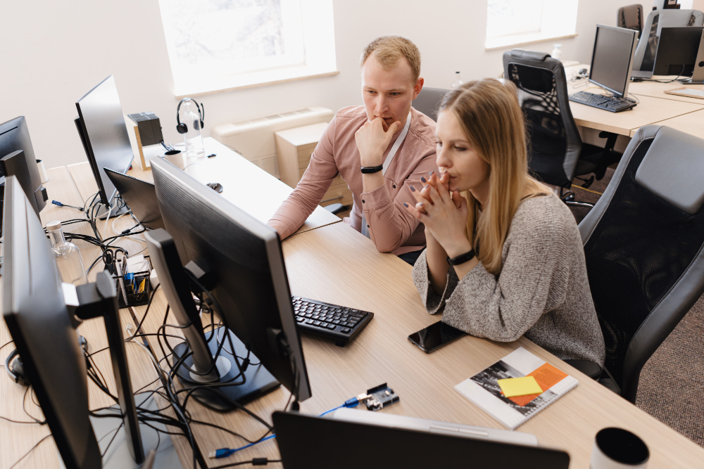 IT-Support-Mitarbeiter in einem Wiener Bürogebäude berät einen Kunden am Telefon
