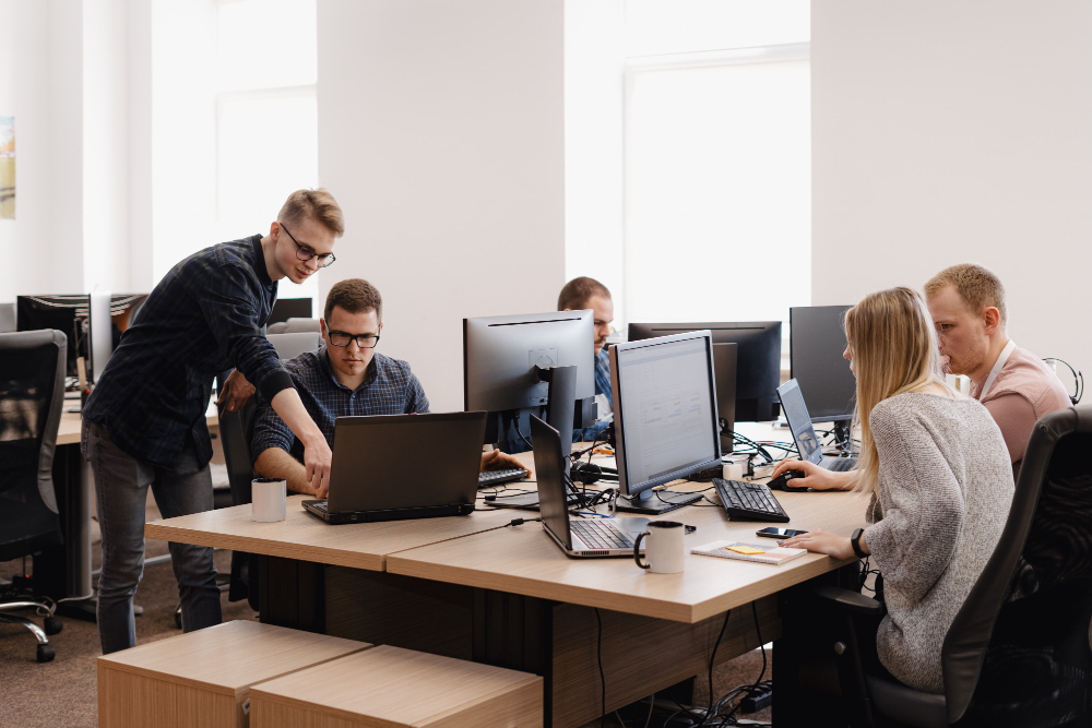 Techniker installiert Sicherheitssoftware auf Firmenrechnern im Unternehmensnetzwerk