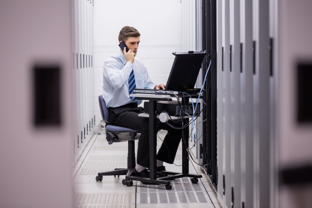 EDV-Fachkraft, die am Arbeitsplatz Computerwartung durchführt