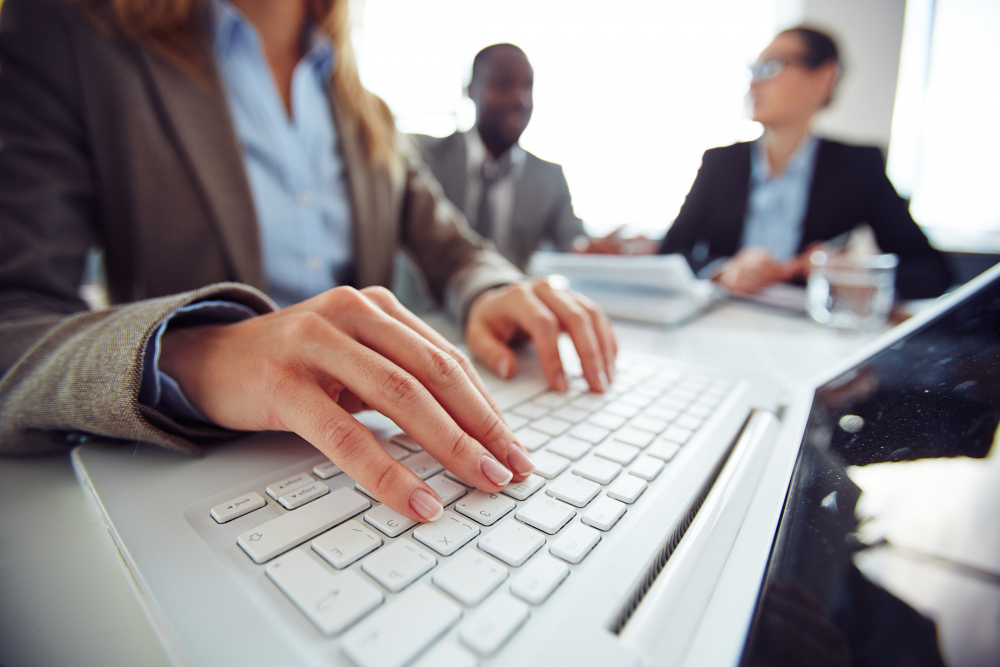 Remote-IT-Spezialisten überwachen Systeme und Netzwerke aus einem virtuellen Büro