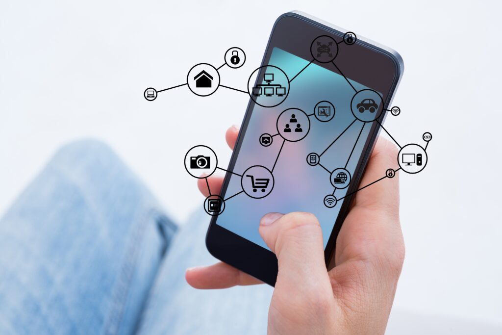Smartphone mit vernetzten Symbolen für Apps, Daten und Geräte