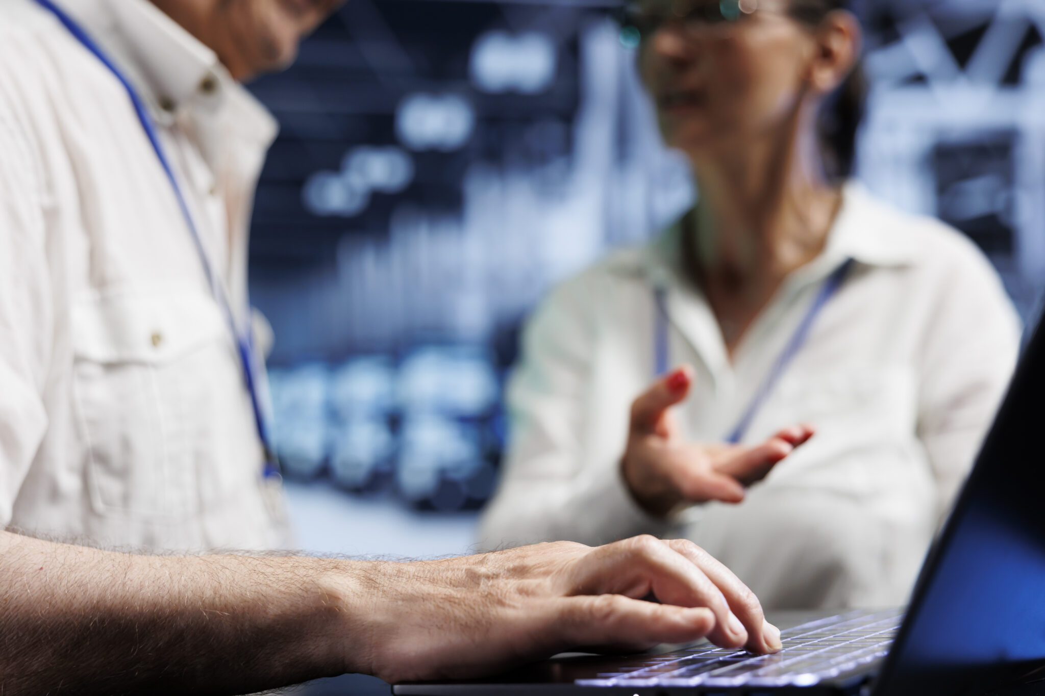 Darstellung von Managed Services mit Symbolen für Qualitätssicherung, Teamwork und IT-Prozesssteuerung – Nutzer tippt auf Laptop.