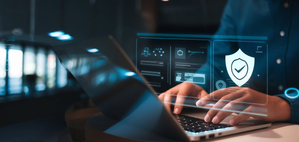 Nutzer überwacht am Laptop digitale Sicherheitssysteme und Dashboards