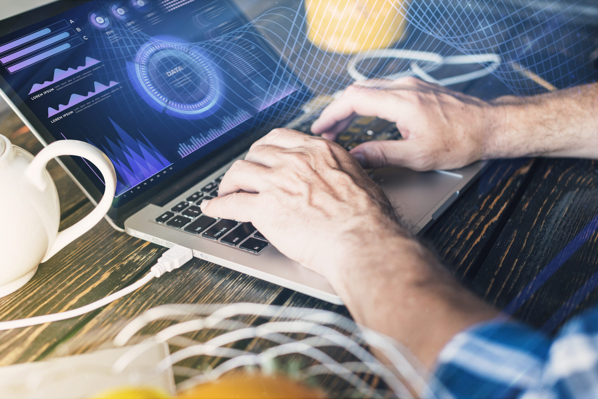 Hände auf Laptop mit interaktiver Datenanalyse auf dem Bildschirm