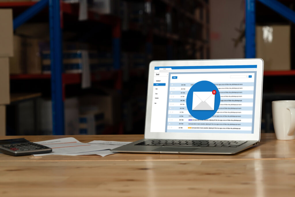 Mann nutzt Desktop-PC mit geöffneter E-Mail-Anwendung