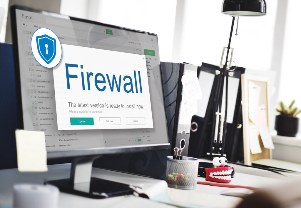 Bildschirm mit Firewall-Update-Hinweis in modernem Büro