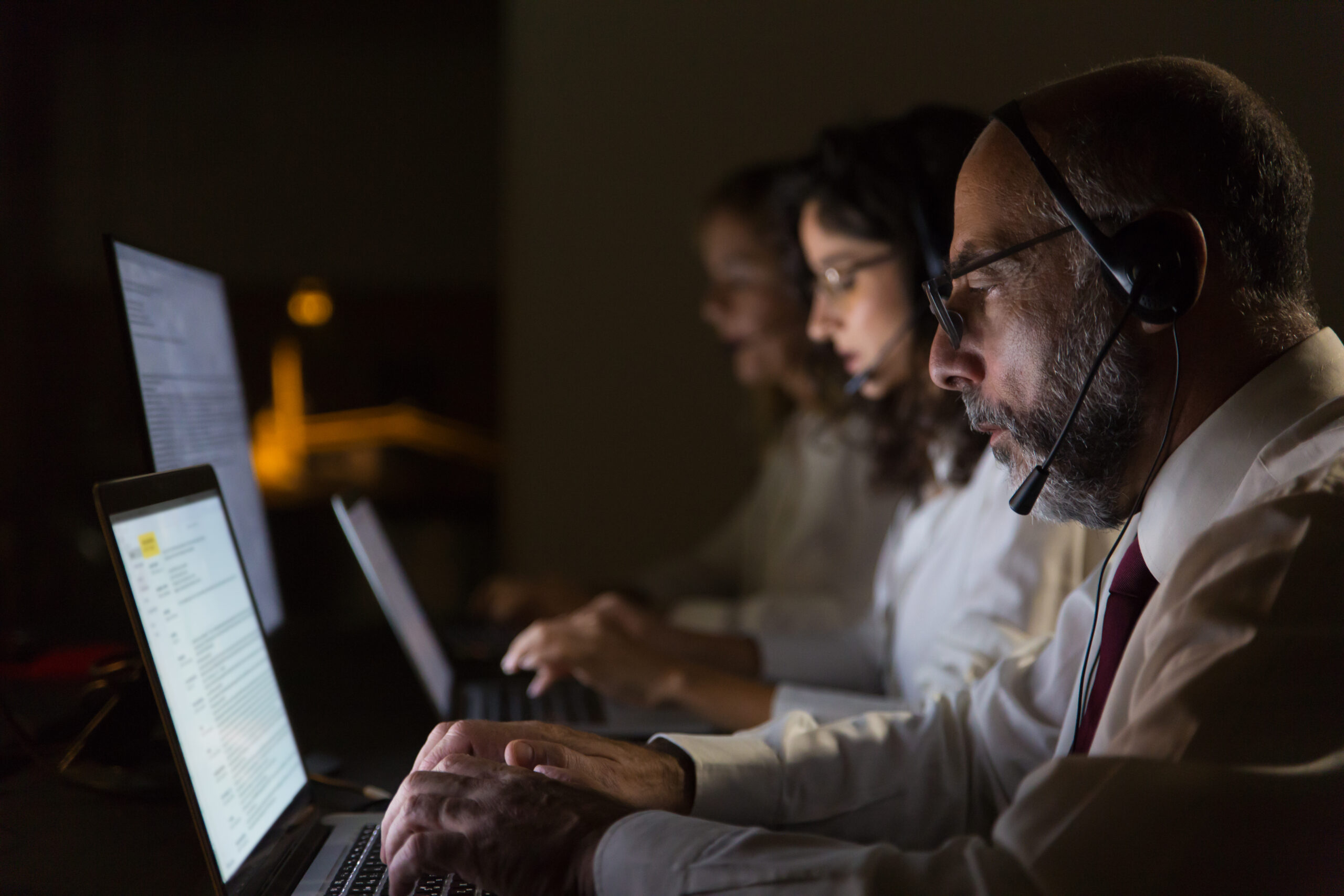 IT-Support-Team im Einsatz – auch außerhalb regulärer Geschäftszeiten für Unternehmen verfügbar