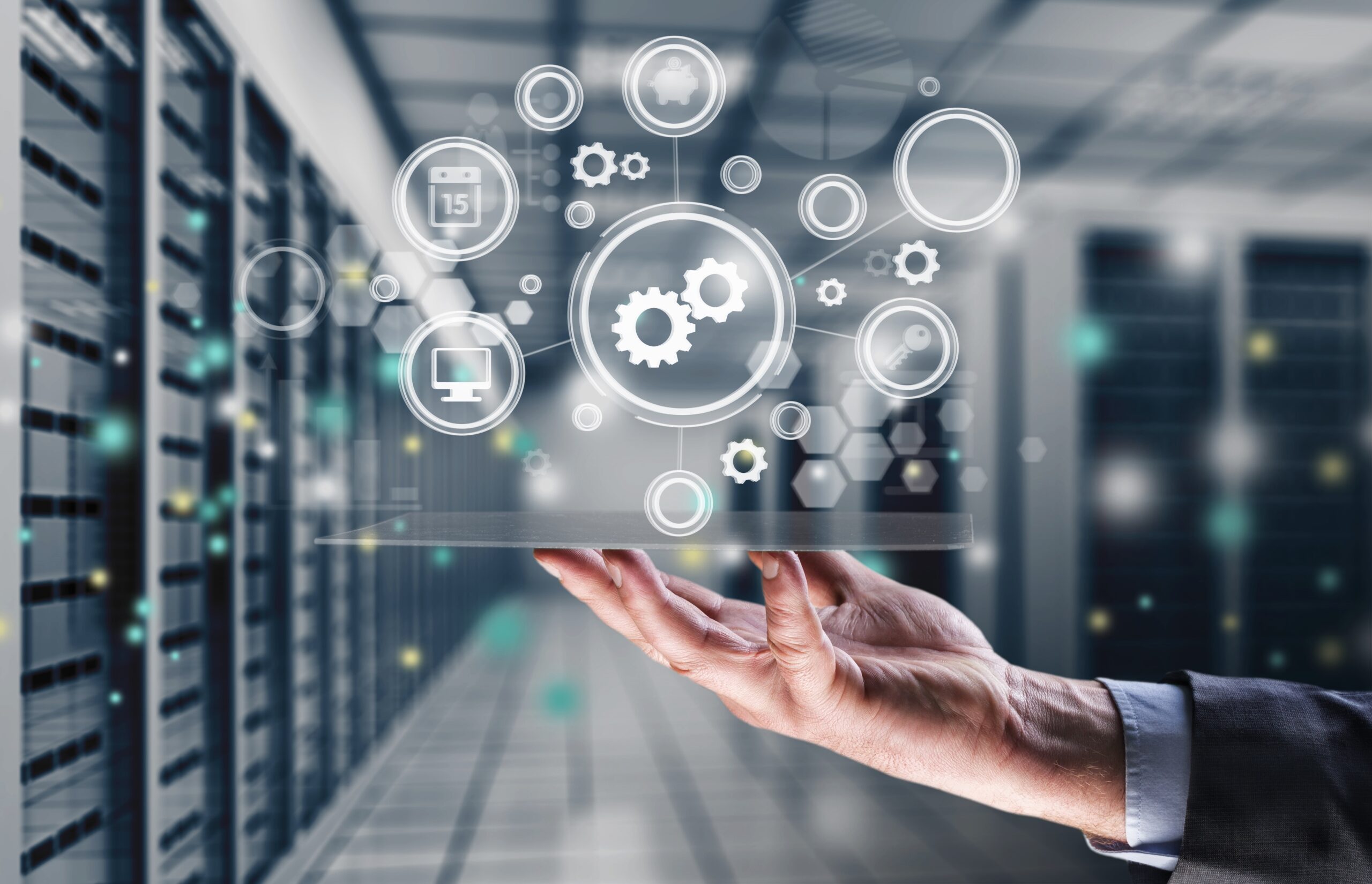 Hand präsentiert digitales IT-Service-Netzwerk vor Serverraum