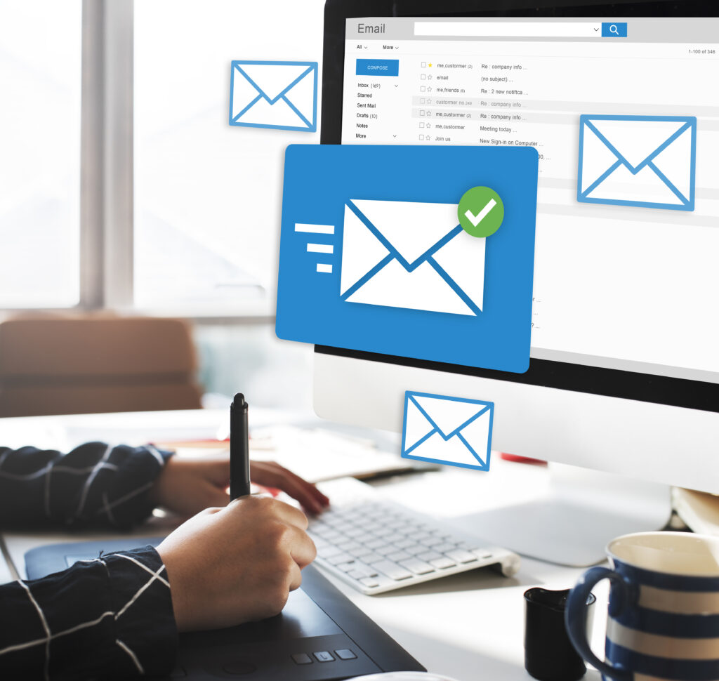 Person tippt auf Laptop mit eingeblendeter E-Mail-Benachrichtigung