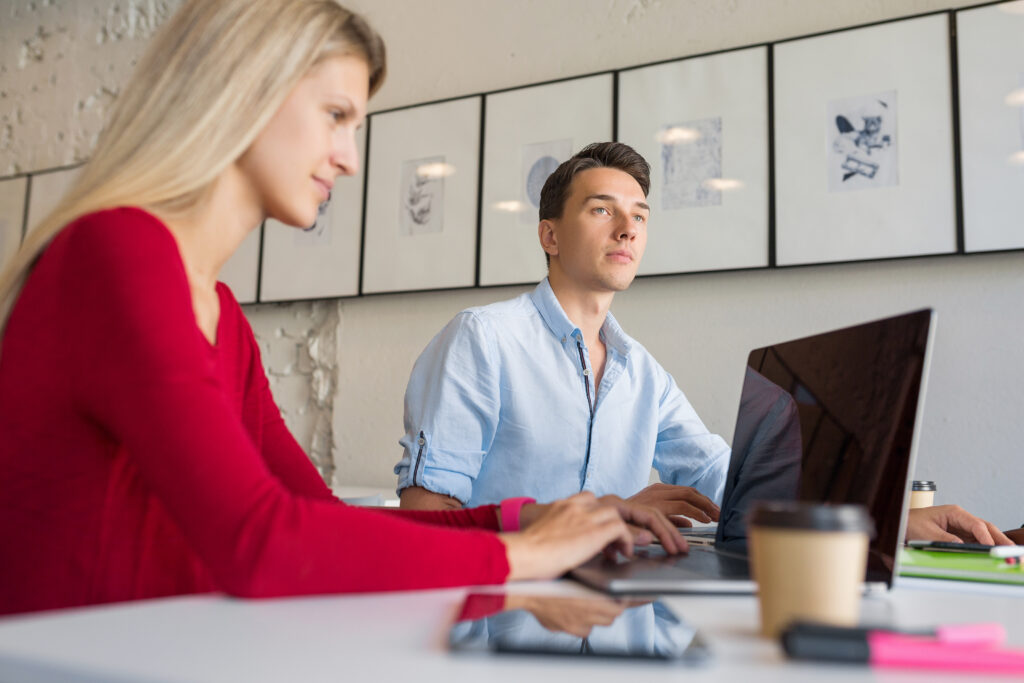 Zwei Geschäftsfrauen besprechen Inhalte am Laptop im Konferenzraum