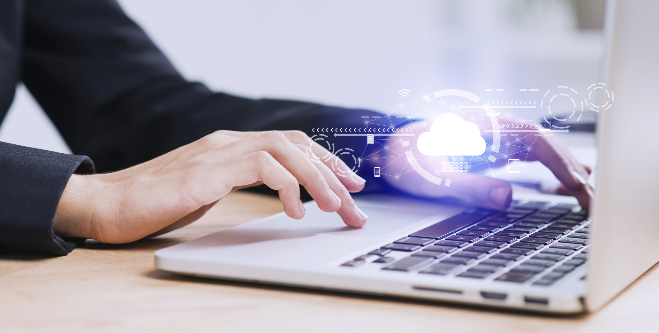 Laptop zeigt Cloud-Datenübertragung zwischen Smartphone, Datenbank und Computer – Symbolbild für Microsoft 365 Dateisynchronisation.