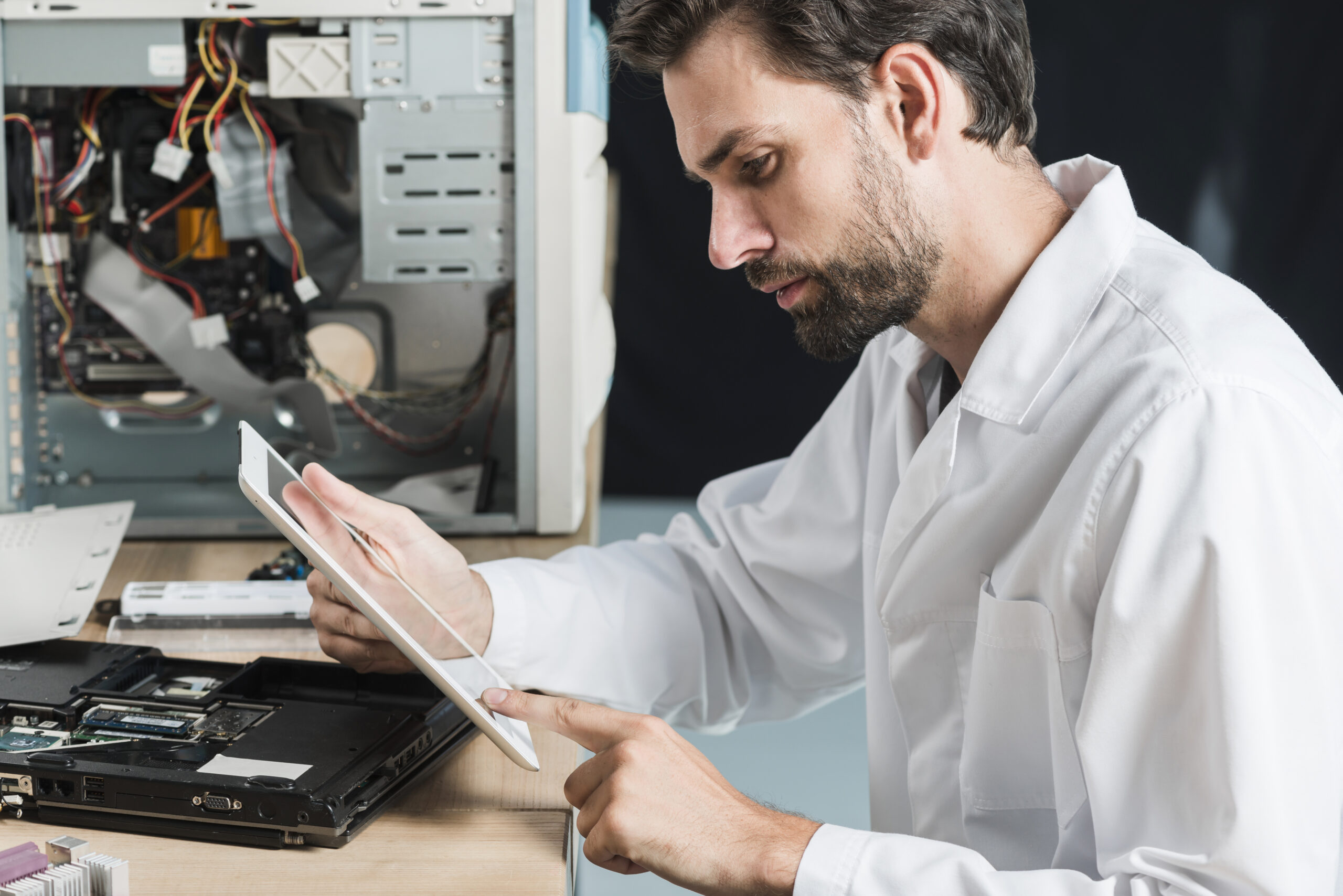 IT-Techniker setzt einen Prozessor auf ein Mainboard, Detailaufnahme bei der Wartung