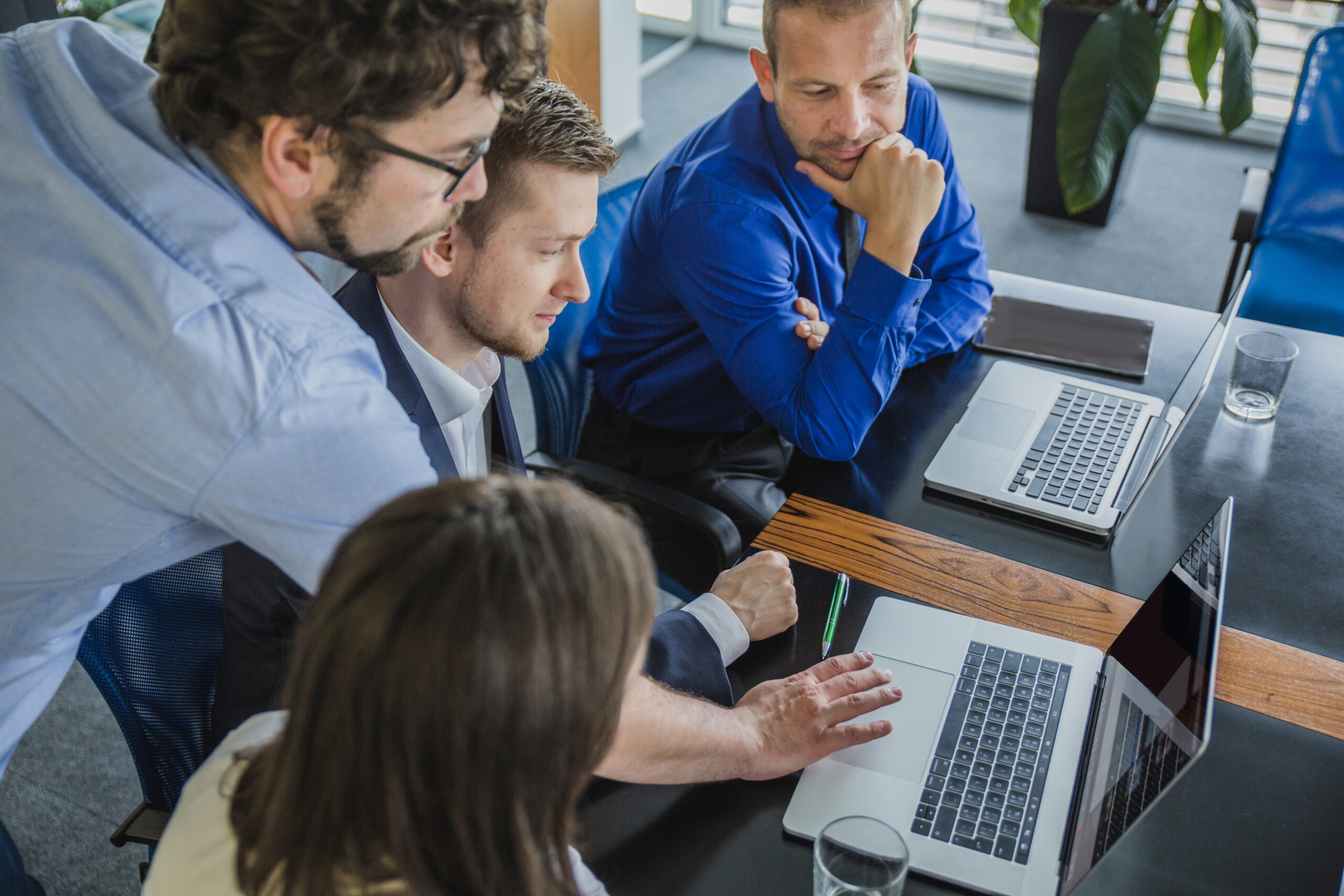 IT-Outsourcing-Team bei der Besprechung technischer Anforderungen für Wiener Unternehmen