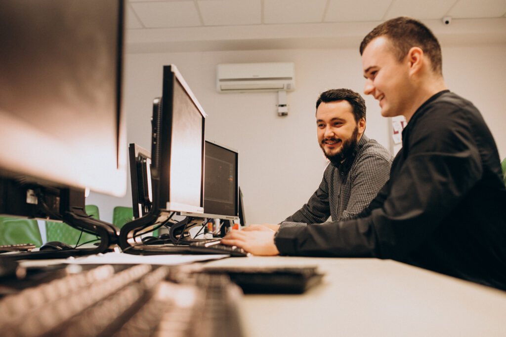 IT-Techniker analysieren Systeme am Arbeitsplatz – direkte technische Unterstützung im Büro