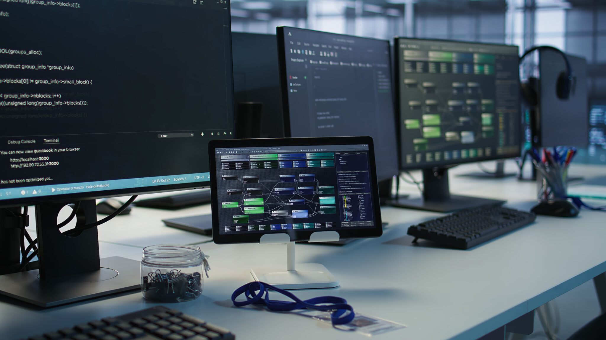 Hand steuert digitale Anzeigen vor mehreren Kontrollmonitoren