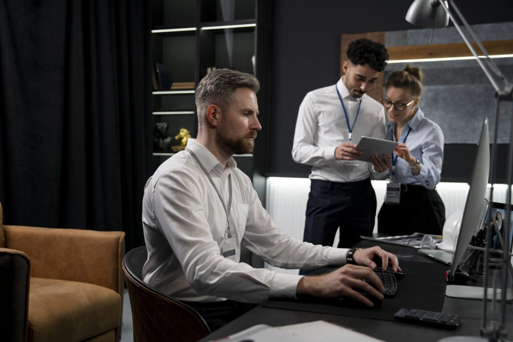 Team von IT-Beratern plant ein Projekt mit Laptop und Tablet in modernem Büro