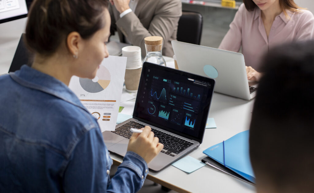 Frau präsentiert Datenanalysen auf einem Laptop als Teil eines IT-Projekts
