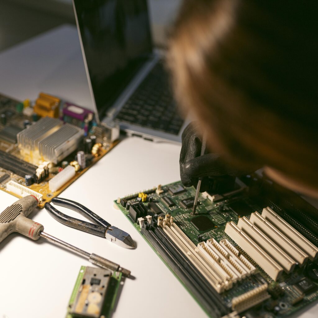 Frau arbeitet am Computer mit binären Codes auf dem Bildschirm