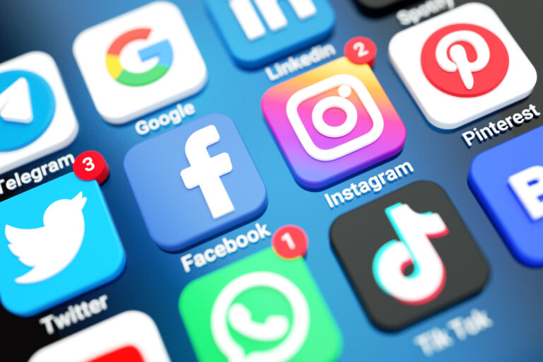 Social-Media-Icons von Facebook, Instagram, Twitter, TikTok und anderen Plattformen auf einem Smartphone