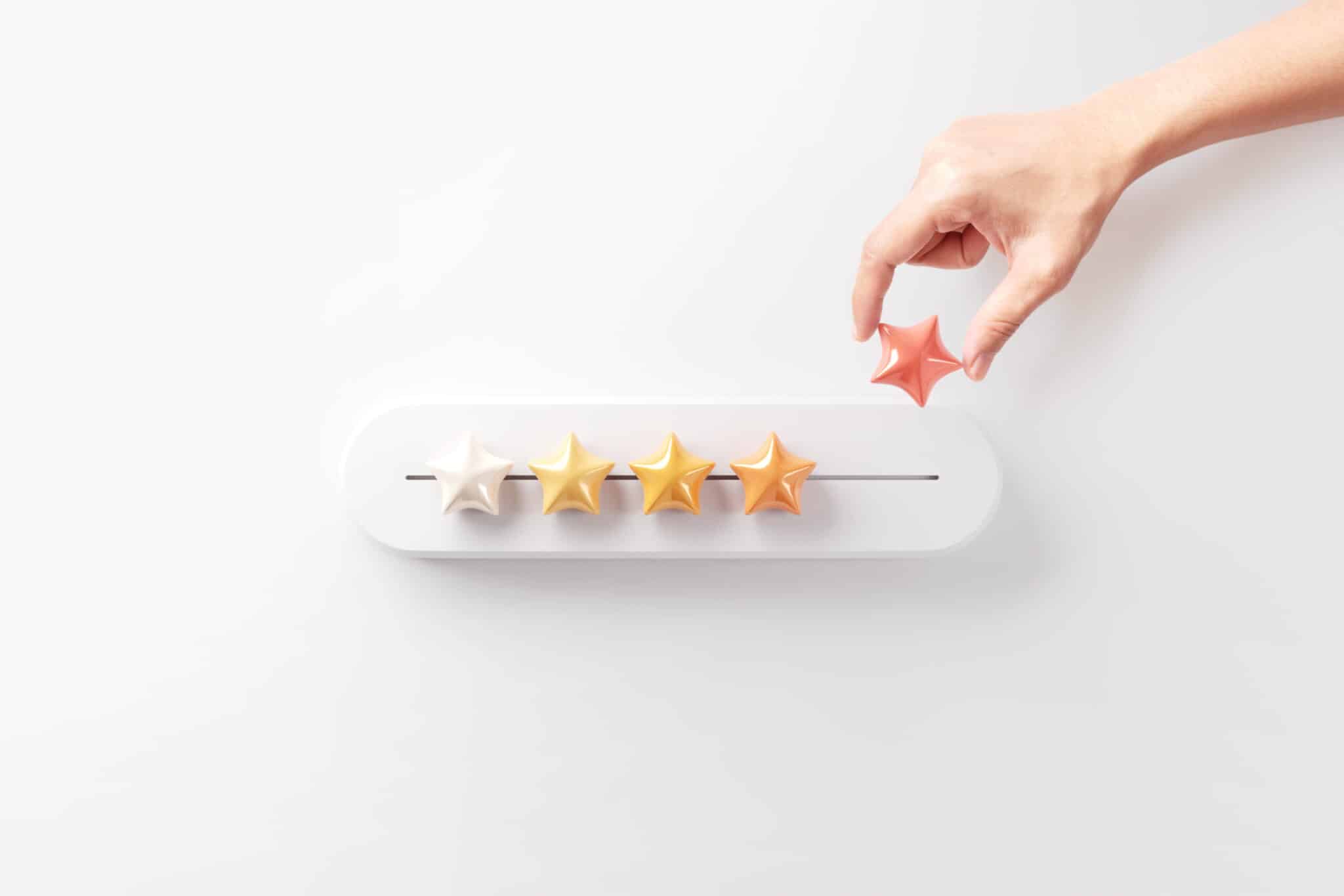 Hand setzt fünften Stern – Symbol für Bewertung, Erfolg und Optimierung durch Technology Business Reviews